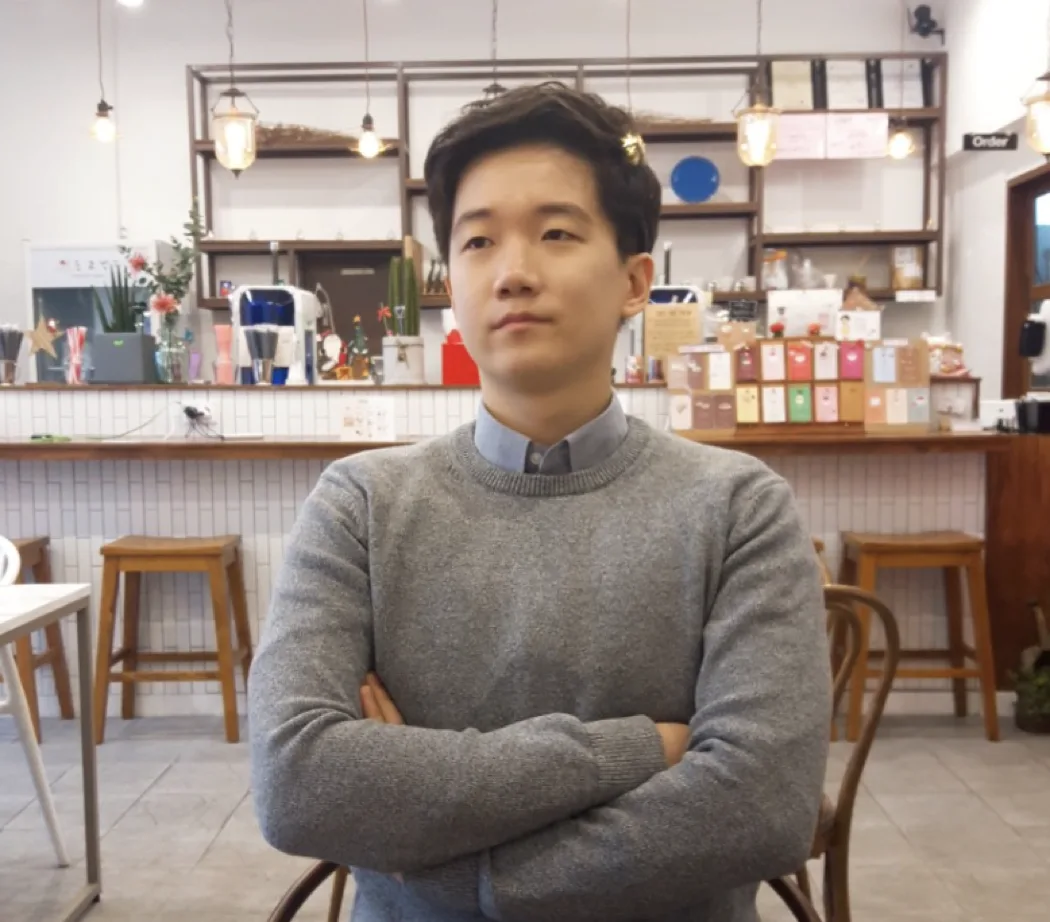 카페에서 촬영한 호스트 김현승 프로필 사진